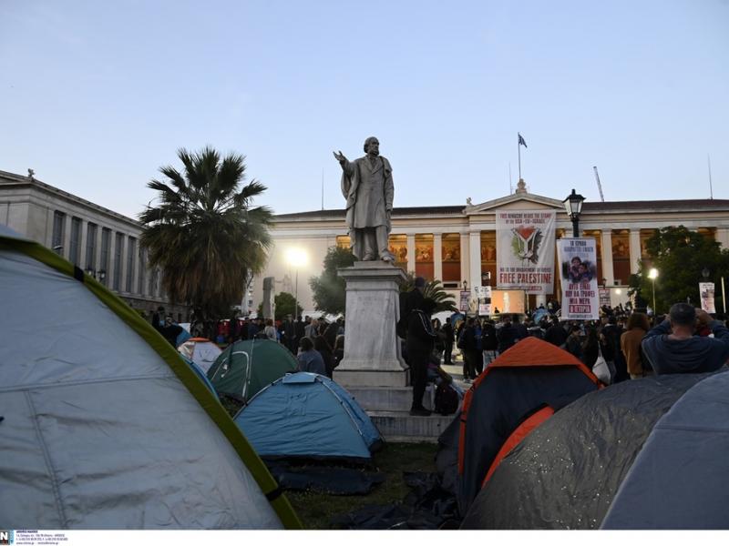 Σε εξέλιξη η ολονύχτια διαμαρτυρία φοιτητών υπέρ της Παλαιστίνης σε Αθήνα και Θεσσαλονίκη